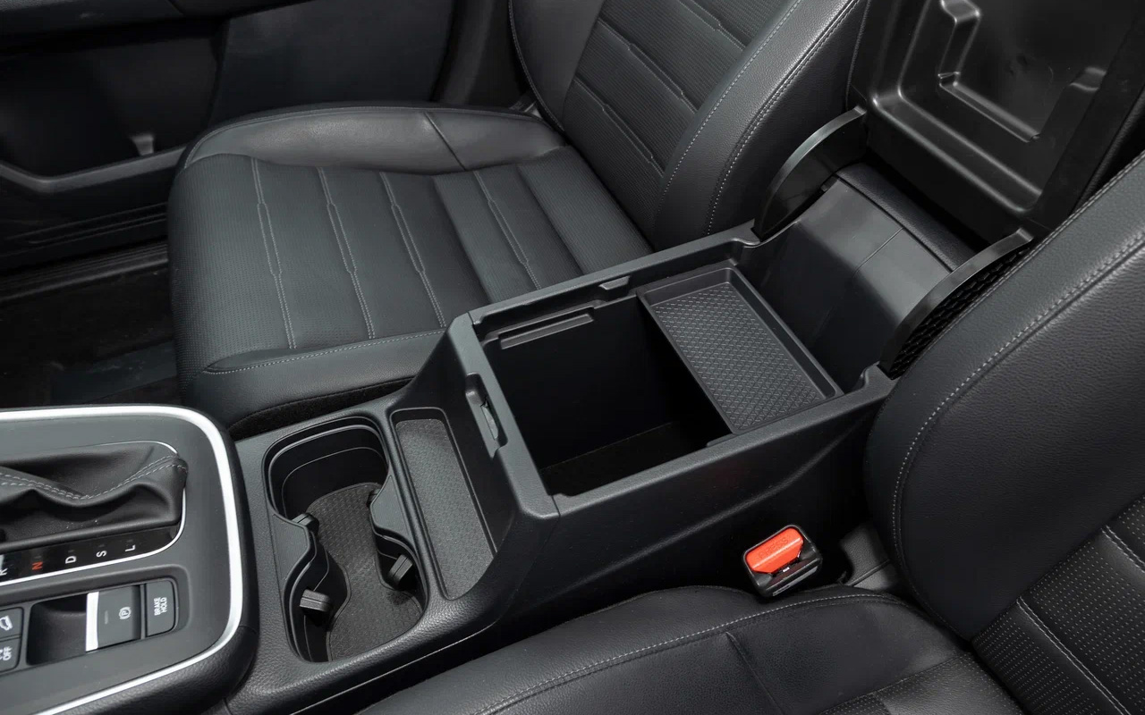 В центральном подлокотнике Honda CR-V прячется удобный бокс для мелочевки с небольшим лотком
