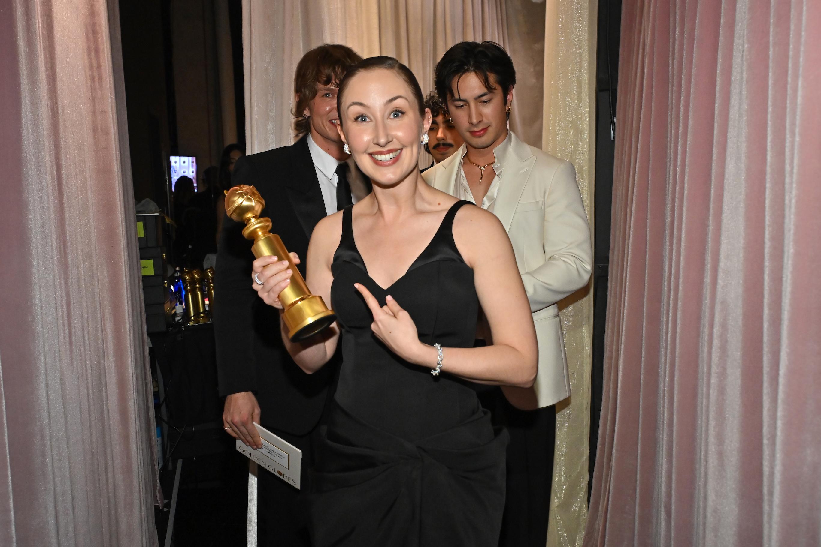 Эрин Доэрти (Хадсон Уильямс и Коннор Сторри из «Жаркого соперничества» на заднем плане)