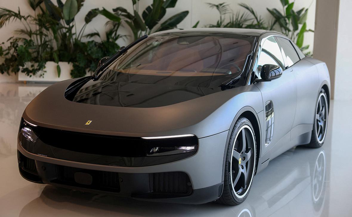 Автодилеры назвали возможную цену первого электрокара Ferrari в России