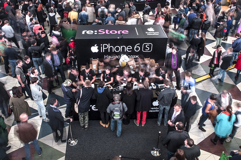 Покупатели в магазине re:Store, где стартовали продажи смартфонов Apple iPhone 6s и iPhone 6s Plus