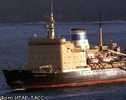 Ледокол "Адмирал Макаров" начал операцию по спасению судов