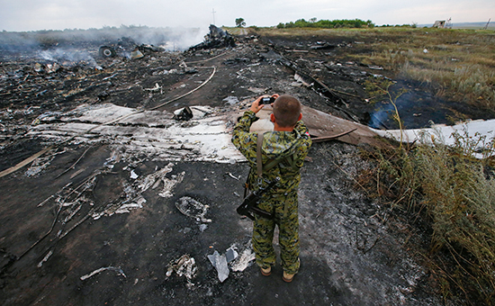 Место крушения Boeing 777 авиакомпании Malaysia Airlines на&nbsp;территории Украины, 17 июля 2014 года
