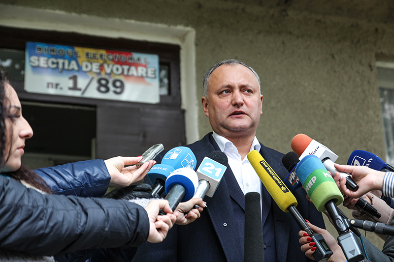 Лидер Партии социалистов Республики Молдова (ПСРМ) Игорь Додон после голосования на одном из избирательных участков


