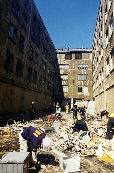 Спасатели и&nbsp;сотрудники ФБР у здания Пентагона 11 сентября 2001 года