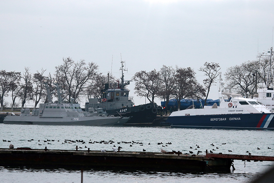 По сообщениям ФСБ, которые появились утром 25 ноября, три корабля украинских ВМС нарушили границу России, не получив разрешения на вход в ее акваторию. Украинская сторона утверждает, что корабли следовали из Одессы в Мариуполь, а&nbsp;Россия была уведомлена о проходе кораблей в срок
