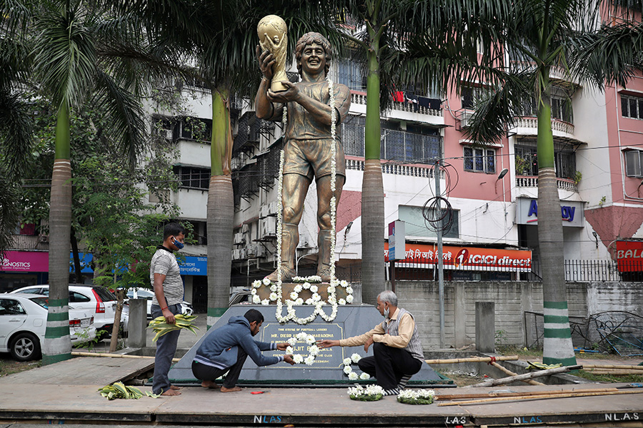 Болельщики в индийском городе Колката украшают памятник Марадоне




