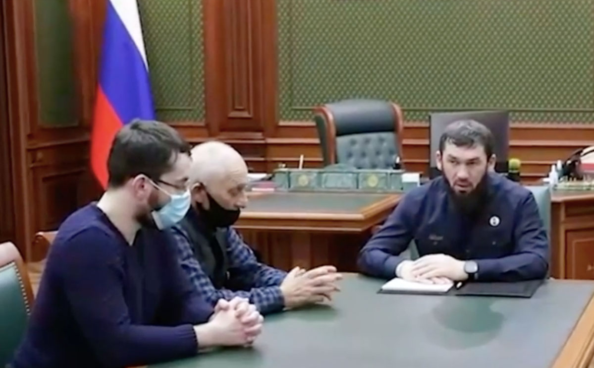 Магомед Даудов во время встречи с родственниками арестованного за драку Сайд-Мухаммада Джумаева
