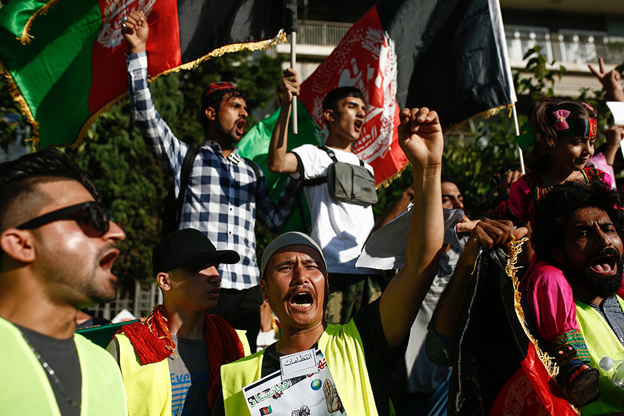 Афганцы, живущие в Греции, принимают участие в акции протеста у посольства США в Афинах
