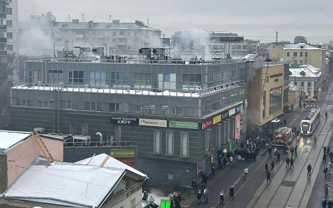 В Москве у ТЦ «Елоховский пассаж» произошел пожар