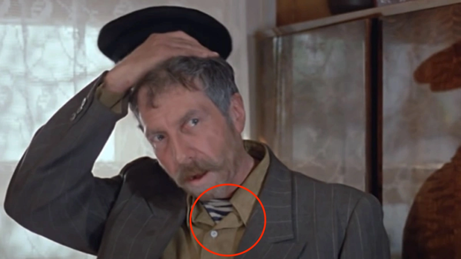 В «Любовь и голуби» нашли странный киноляп. Внимание на рубашку дяди Мити |  РБК Life