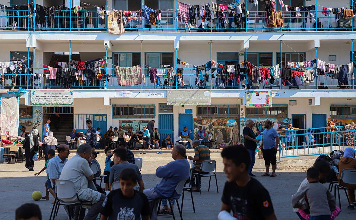 Палестинцы, временно проживающие в школе в городе Хан-Юнис на юге сектора Газа