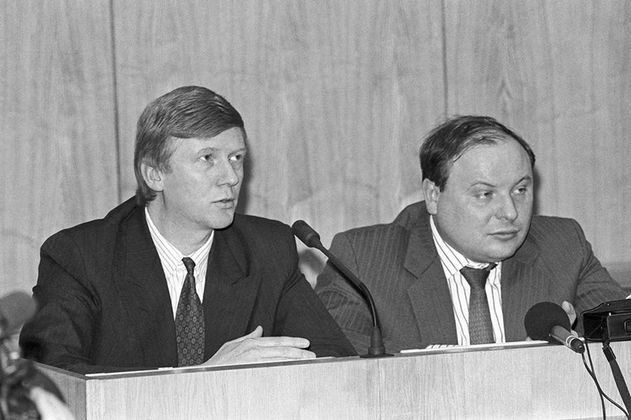 Анатолий Чубайс&nbsp;и Егор Гайдар во время встречи с депутатами в Верховном совете РФ, 1992 год