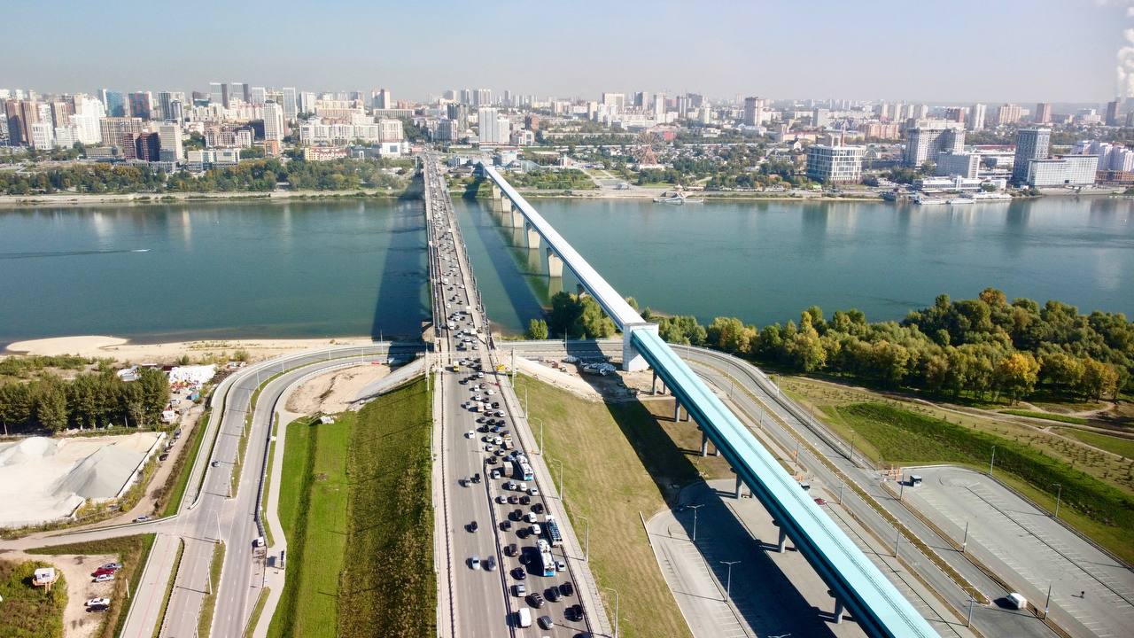 Метро- и Октябрьский автомобильный мосты через Обь в Новосибирске