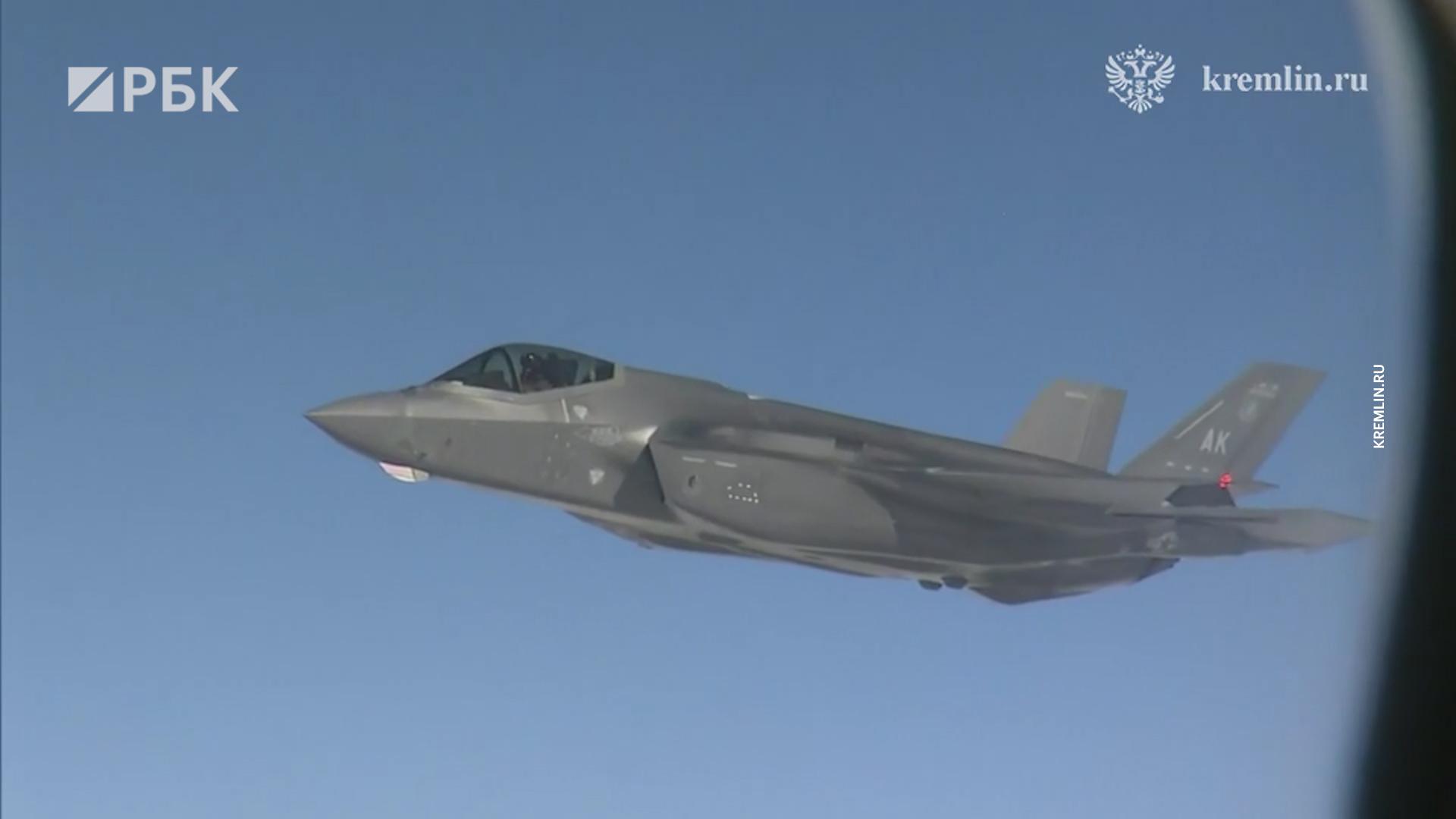 Самолет Путина на пути из США сопроводили американские F-22. Видео