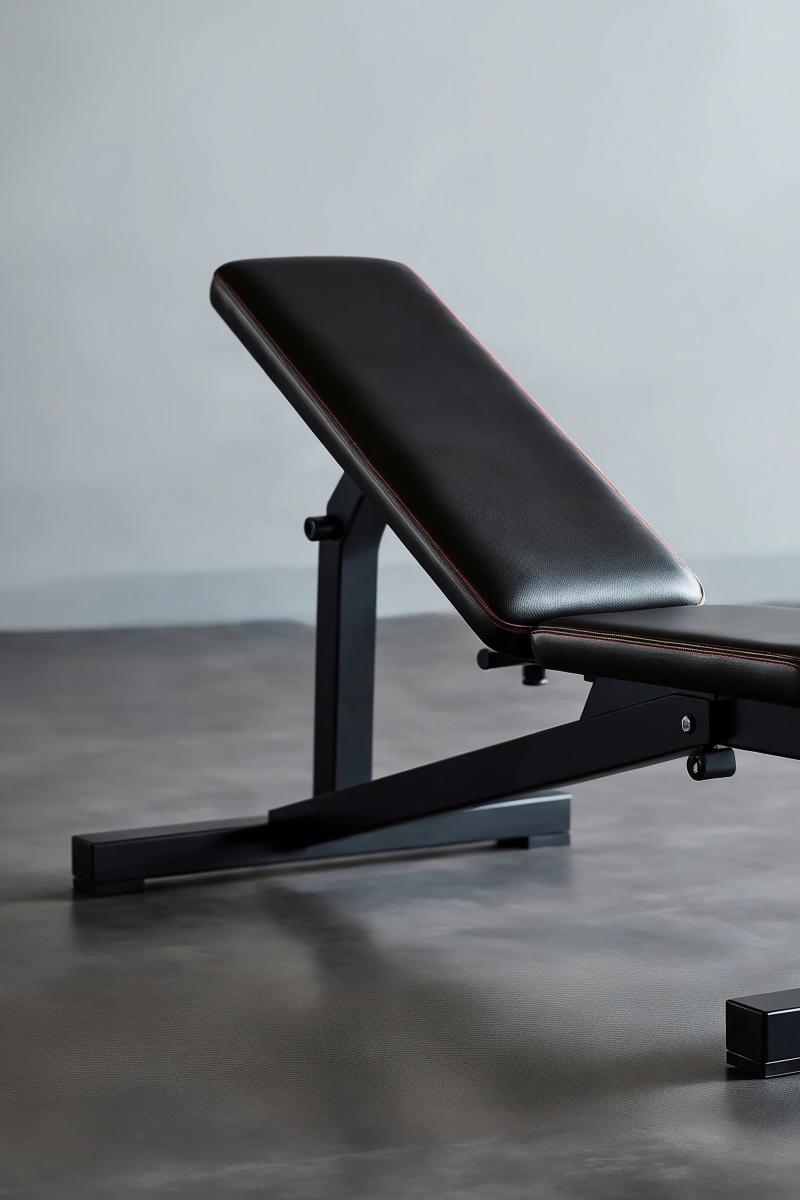 Первые прототипы тренажеров для жима ногами были разработаны в 1950-х годах. С течением времени конструкция совершенствовалась, появлялись различные вариации, позволяющие изменять угол наклона платформы и акцентировать нагрузку на разные группы мышц