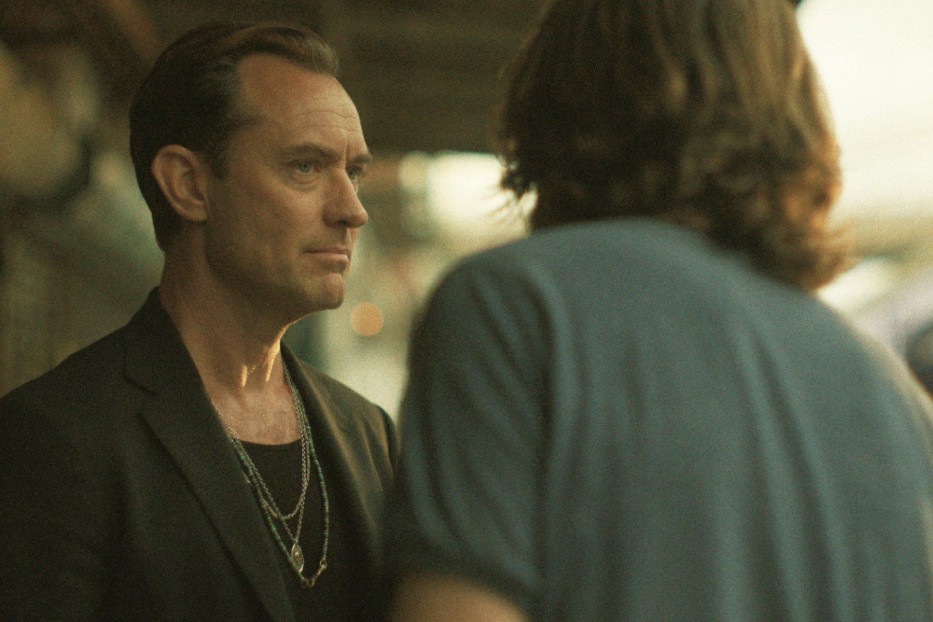 Кадр из сериала «Черный кролик»