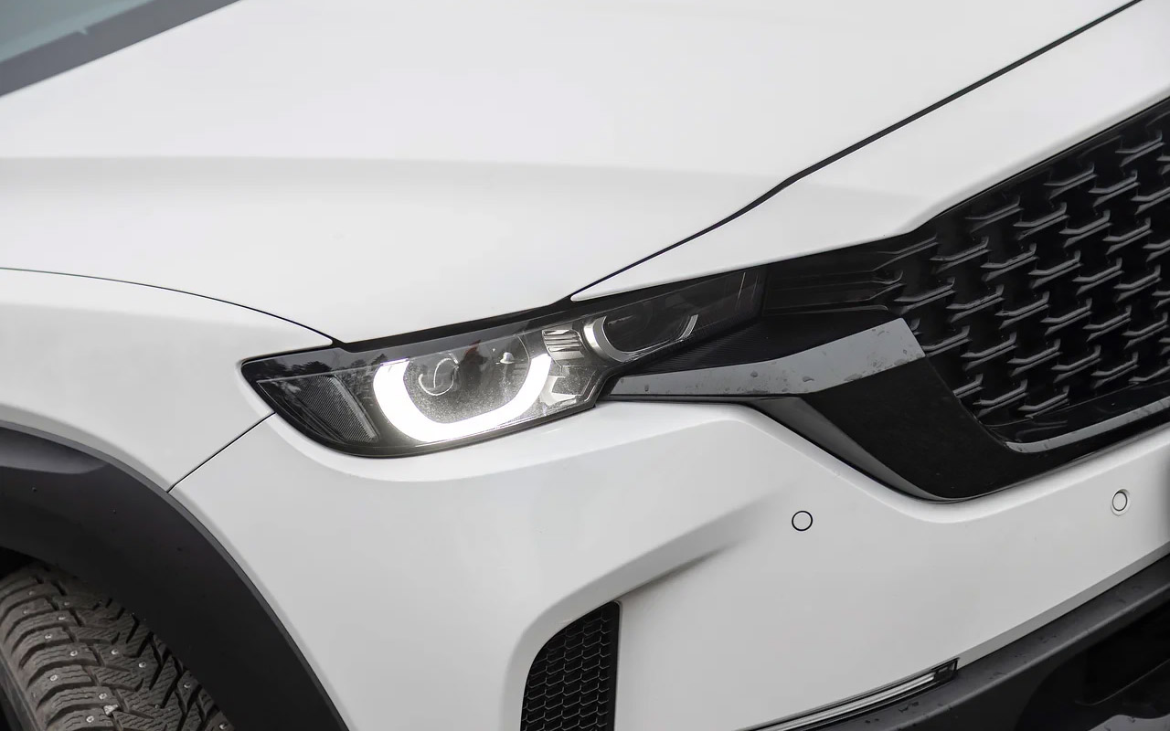 Фирменная маздовская&nbsp;полочка под капотом CX-50 сохранена. Жаль, но стаканчик с кофе на нее не поставишь