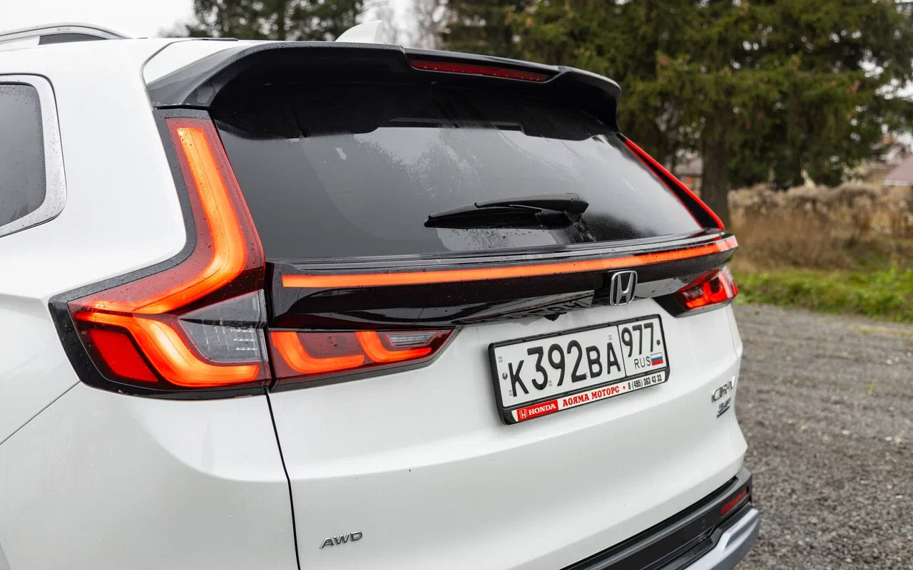 Honda CR-V легко узнается с любого ракурса, но эта модель примелькавшаяся и обычная: не&nbsp;фанаты марки с ходу даже не поймут, к какому поколению относится машина