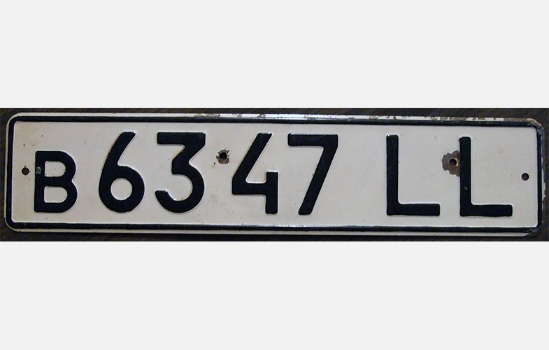 Номерной знак Литовской ССР, выпущеный во время распада СССР. На знаках использовались латинские буквы&nbsp;или буквы, общие как для кириллицы, так и для западного алфавита