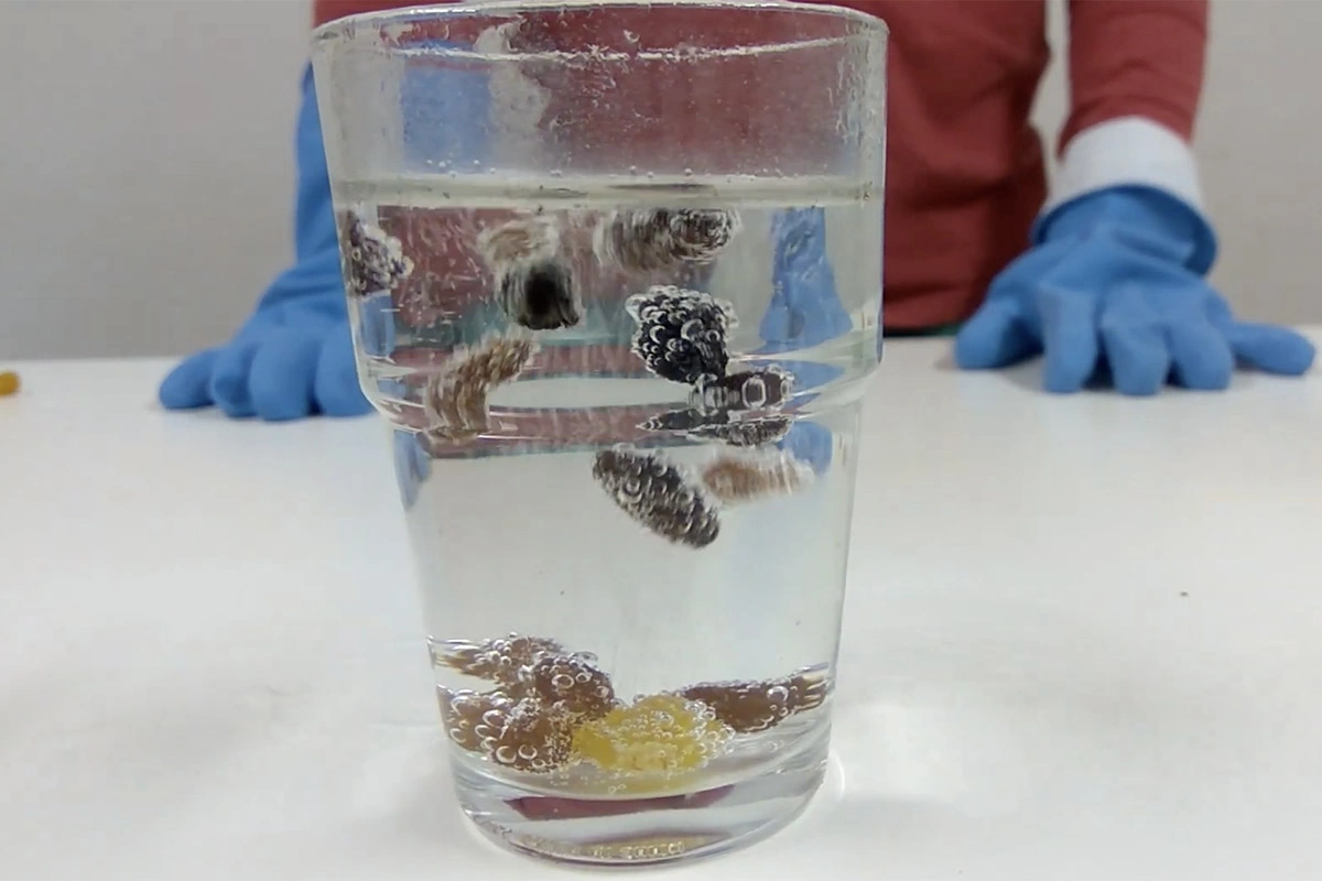 Опыт покажет, как один и тот же предмет ведет себя в разных жидкостях