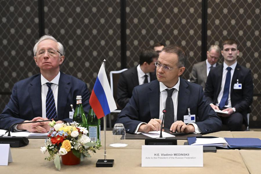 Михаил Галузин и Владимир Мединский (слева направо) на переговорах в Женеве 17.02.2026.