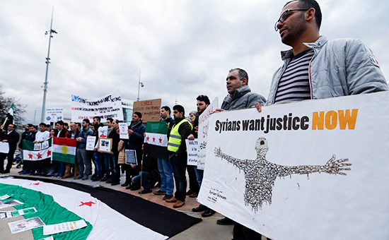 Демонстрация противников сирийского режима у штаб-квартиры ООН в Женеве, Швейцария