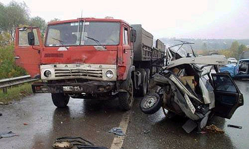 На трассе Красноярск-Сосновоборск столкнулись две легковые машины и КамАЗ