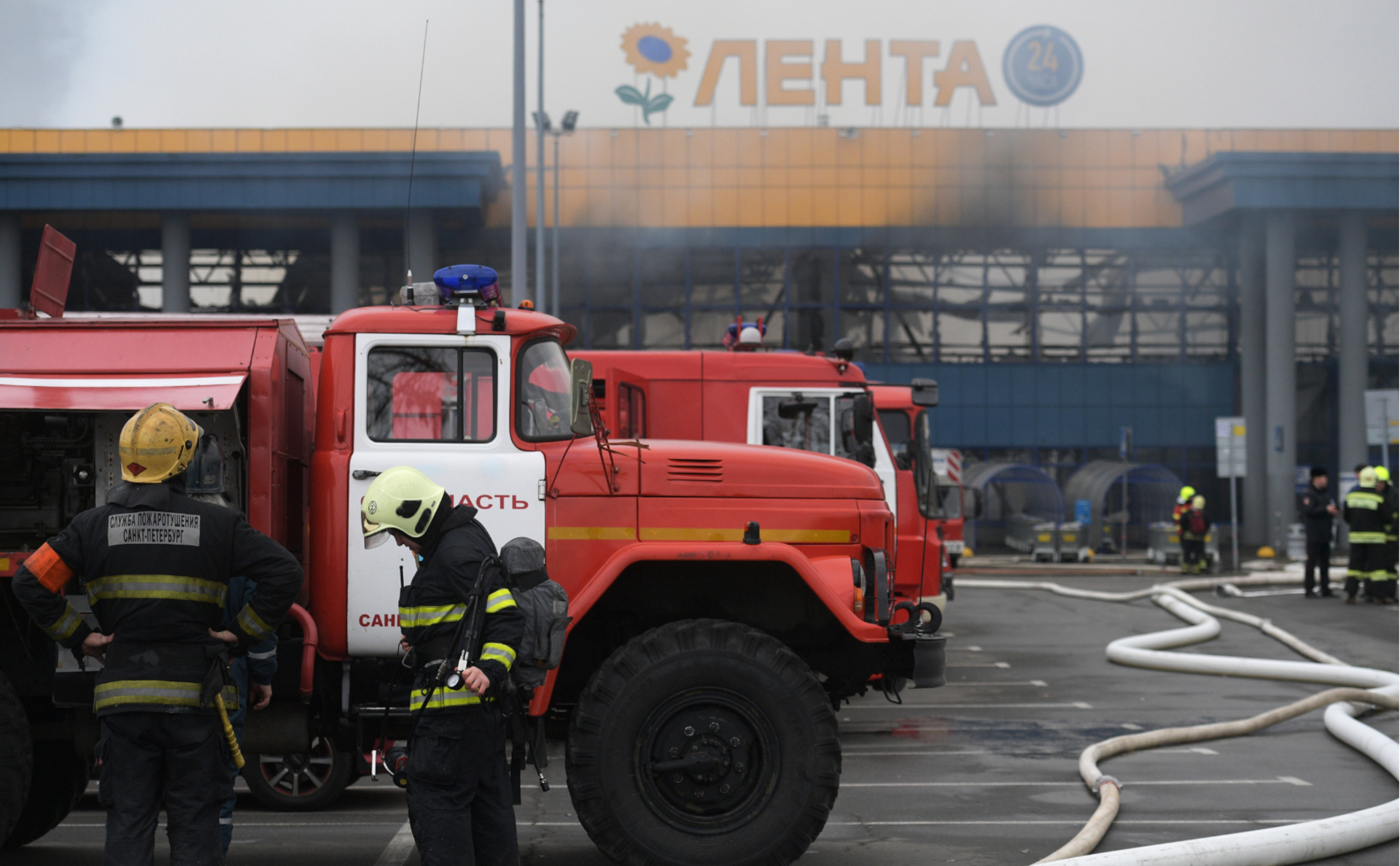 Появилось видео пожара в гипермаркете «Лента» в Петербурге — РБК