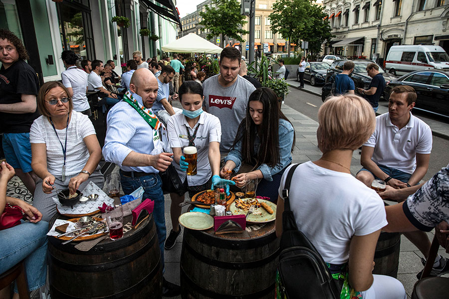 Посетители на веранде ресторана в Москве