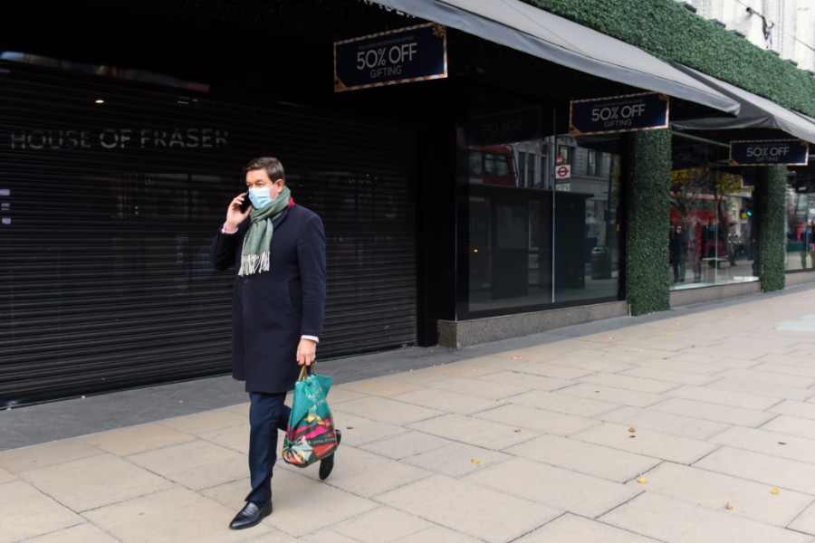 







Вид на обычно переполненную торговую улицу&nbsp;Оксфорд-стрит: магазины закрыты из-за повторного осеннего локдауна, Лондон, Великобритания

