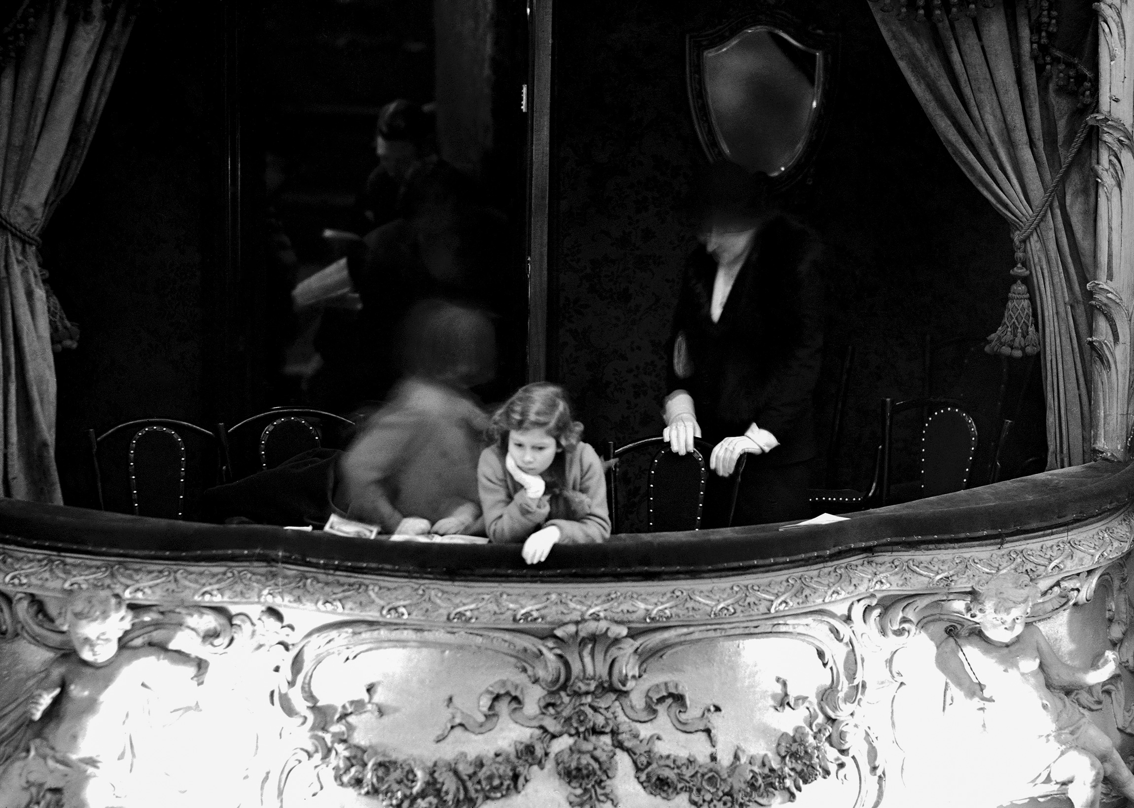 Принцесса Елизавета (в семье ее называли Лилибет) на постановке пантомимы &laquo;Дик Уиттингтон&raquo; в театре &laquo;Лицеум&raquo;. Лондон, февраль 1935 года