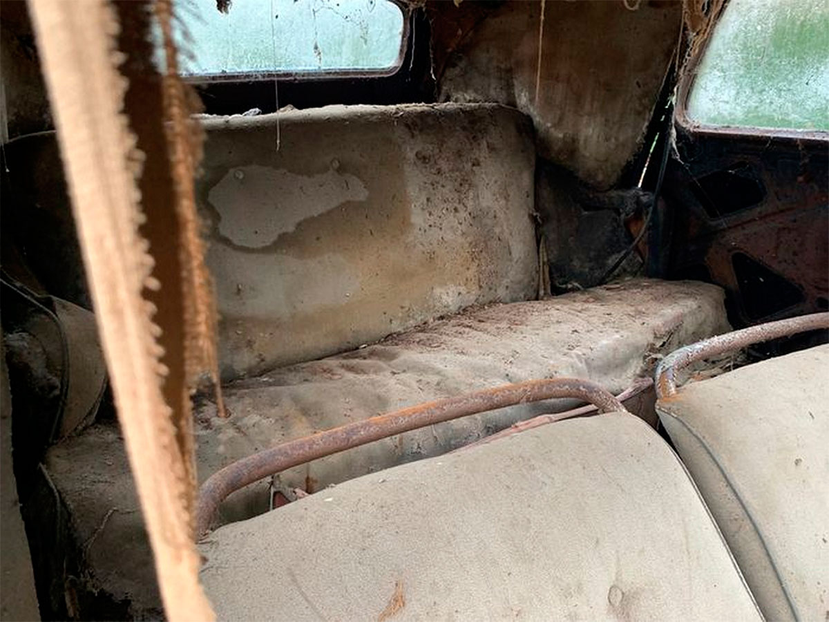 Редкий Citroen 1949 года нашли в заброшенном гараже. Фото