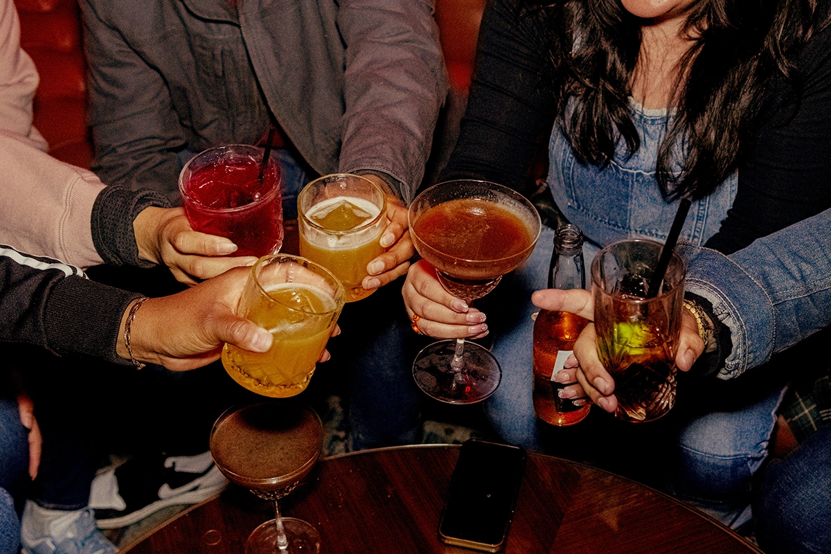 Перегар, согласно словарю Ожегова, это свойственный обиходным разговорам термин, обозначающий неприятный запах и вкус во рту после выпитого (обычно накануне) спиртного, при похмелье