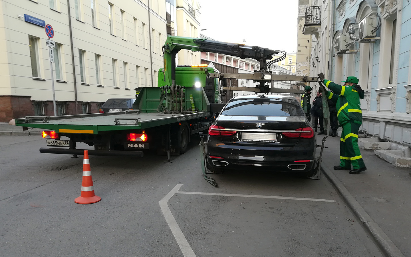 В ряде предусмотренных законом случаев МАДИ также имеет право эвакуировать транспортное средство на штрафстоянку. Нарушителю помимо штрафа придется оплачивать услуги эвакуатора