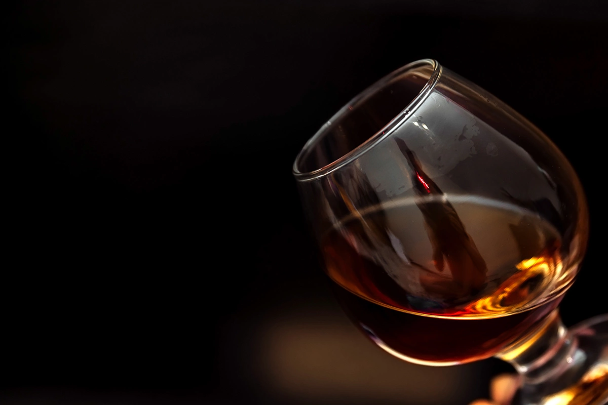 Коньяк — это крепкий алкогольный напиток, который производят путем выдержки в дубовых бочках винного дистиллята