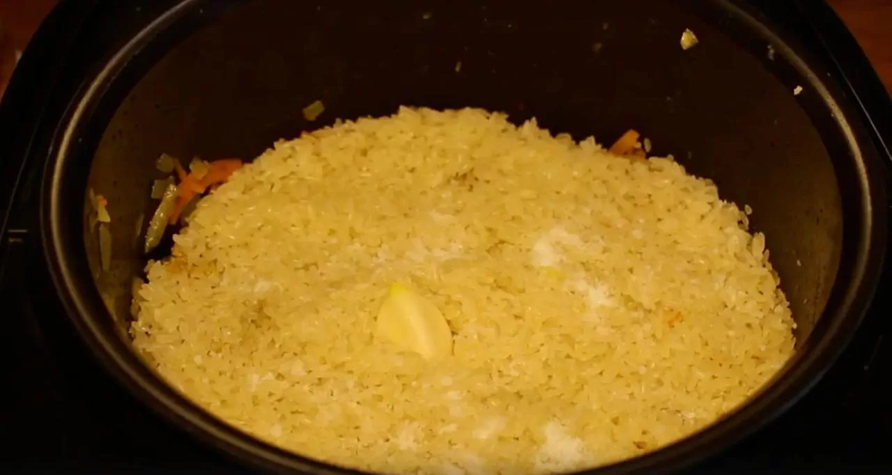 В центр положите головку чеснока