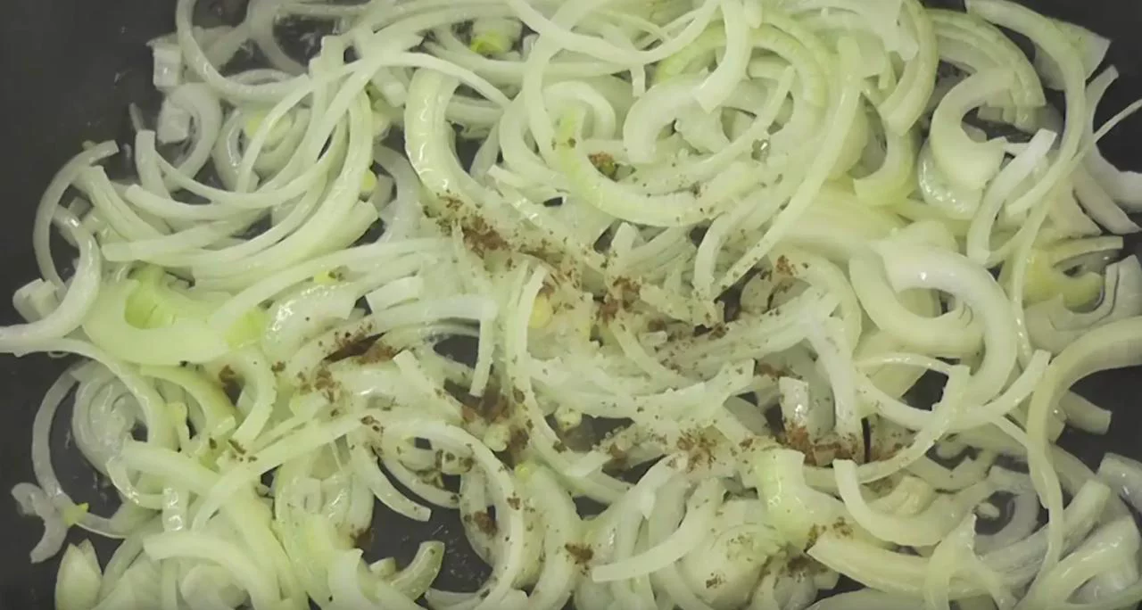 Обжарьте лук на сковороде