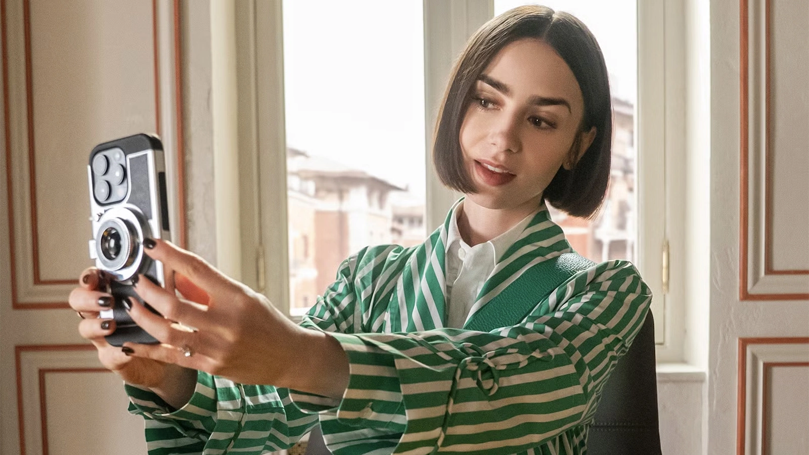 Кадр из пятого сезона «Эмили в Париже»