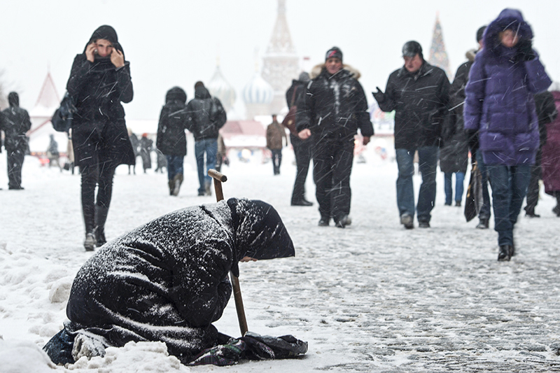 Раздать по $2111 каждому россиянину, живущему за чертой бедностиПо данным Росстата, на конец 2014 года в России за чертой бедности проживали 16,1 млн человек.