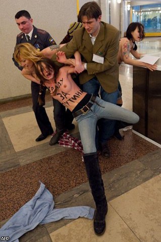 Активистки FEMEN устроили топлесс-акцию на участке В.Путина