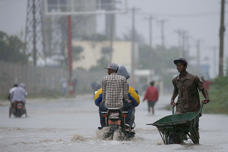 Люди на затопленных улицах Порт-о-Пренса (Гаити)
