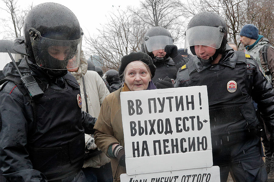 Сотрудники полиции и участница акции в Санкт-Петербурге