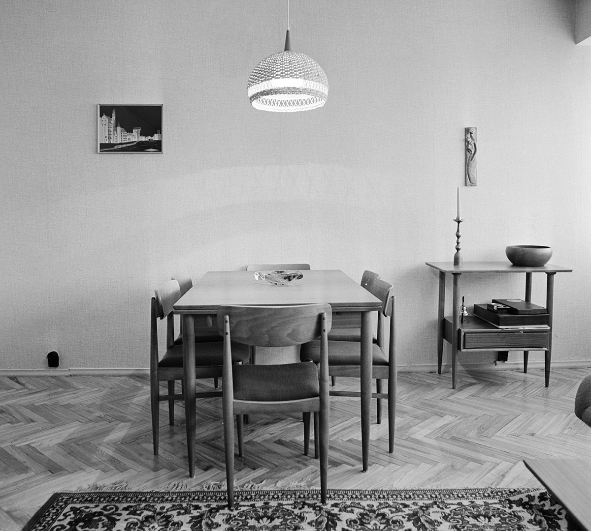 Возможная расстановка мебели в двухкомнатной квартире планировки архитектора 3-й мастерской &laquo;Моспроекта-I&raquo; Г. Я. Чалтыкьяна. 1969 год