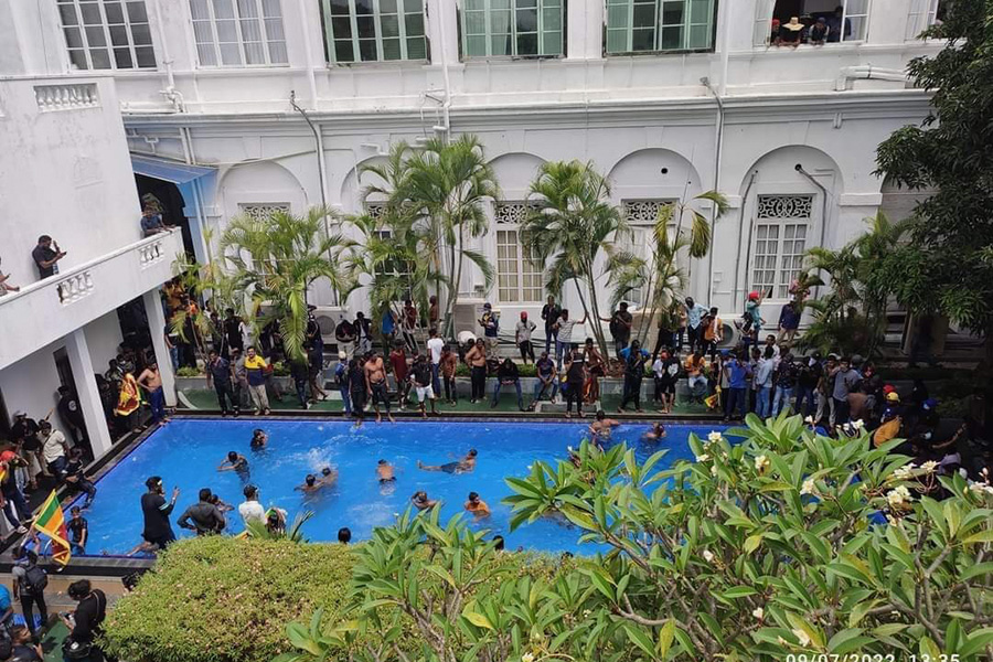 Протестующие в бассейне на территории резиденции президента Шри-Ланки