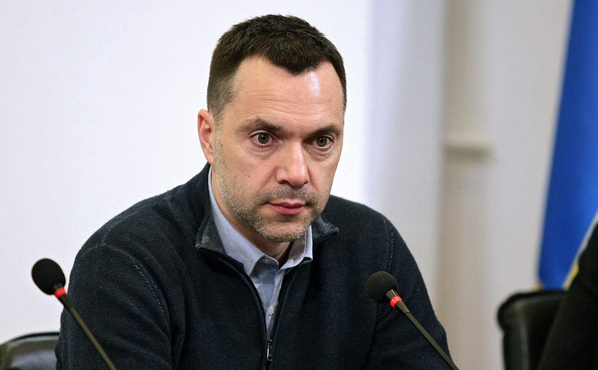 Арестович извинился за слова об обрушении дома в Днепре из-за работы ПВО —  РБК