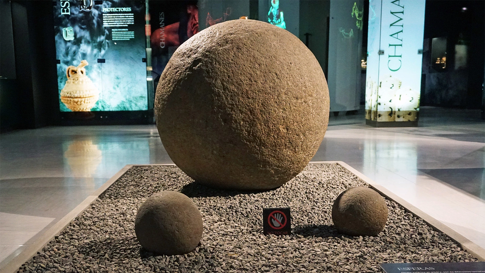 <p>Каменные сферы Диквиса, выставленные в Музее Жаде, Коста-Рика</p>