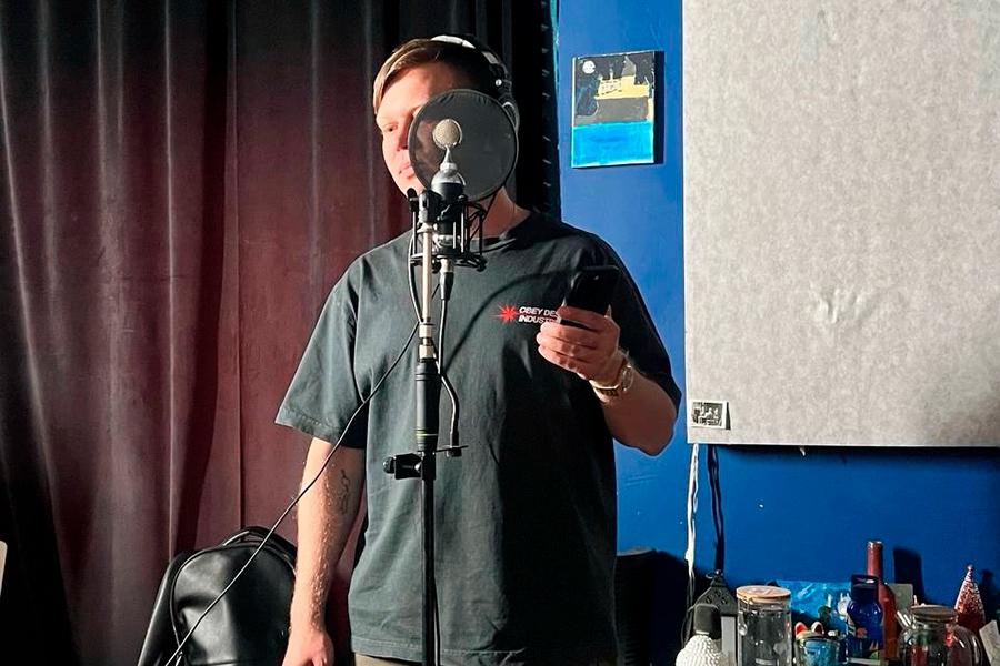 Женя Трофимов во время записи трека