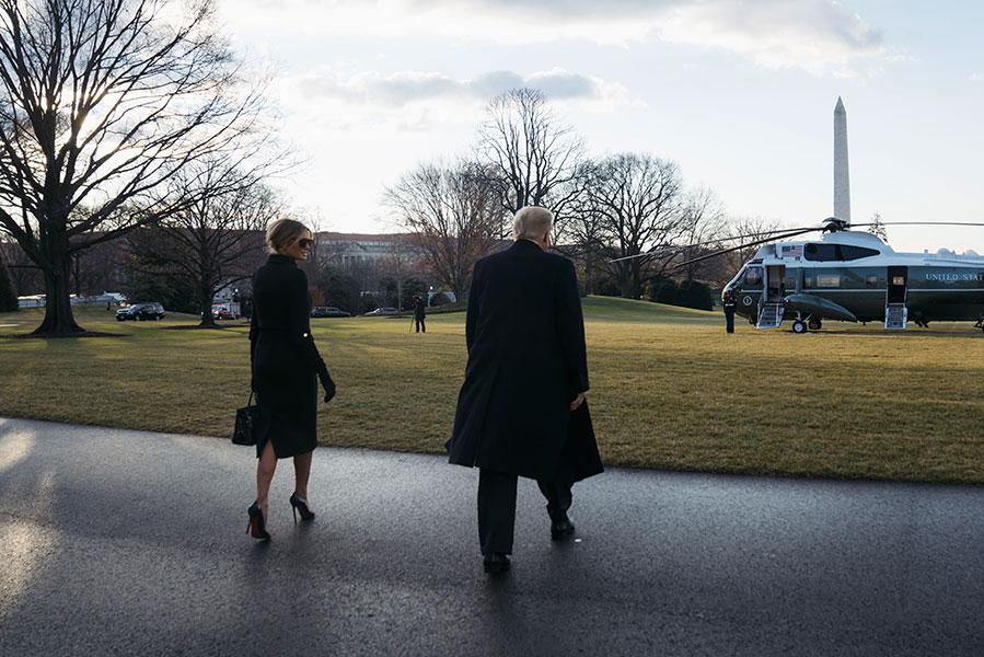 Дональд Трамп и первая леди Мелания Трамп покидают Белый дом&nbsp;в Вашингтоне, США, 20 января 2021 года&nbsp;