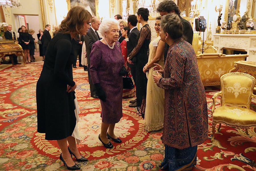 Королева Елизавета II и принцесса Евгения (слева) приветствуют Алоку Митру (справа), основательницу фонда Women&#39;s Interlink Foundation (WIF), на приеме, посвященном началу Года культуры Великобритании и Индии (2017)