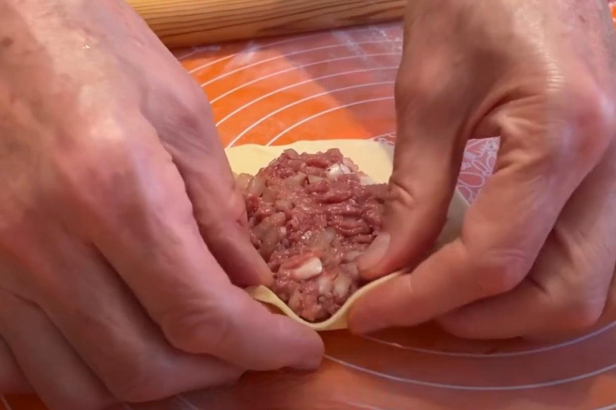 Как заплести тесто для мантов косичкой